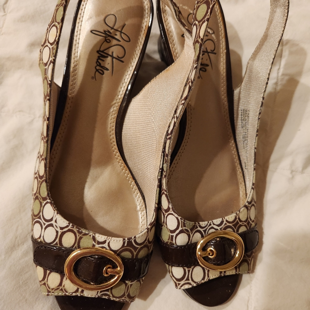 Shoes - Picture 5 of 7